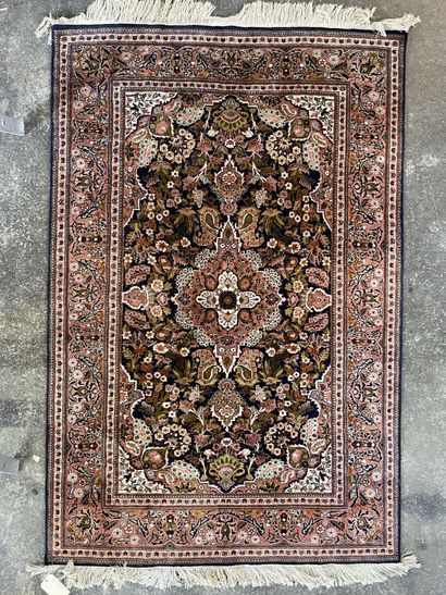 Kirman carpet in wool and silk.

IRAN

200...