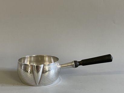 Casserole en argent, manche en bois noirci.

925°/00

D:...