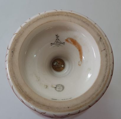 SEVRES - 

Vase balustre en porcelaine rose...