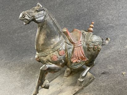 Paire de chevaux décoratifs en bois sculpté...
