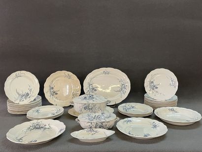 Partie de service de table en faience anglaise...