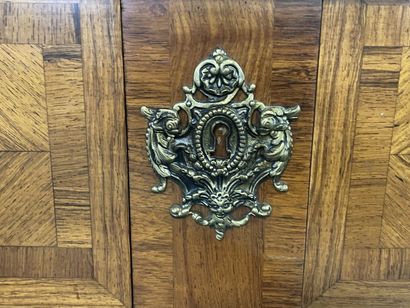 Commode marquetée, ouvrant à quatre tiroirs...