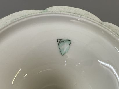 SEVRES. 

Drageoir en porcelaine sur piedouche.

Marque...