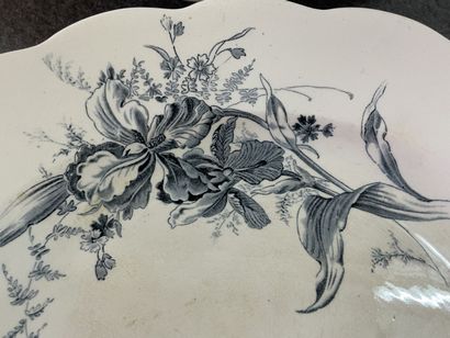Partie de service de table en faience anglaise...
