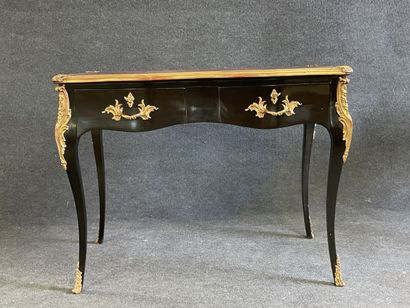 Flat desk in black lacquered wood, underlined...