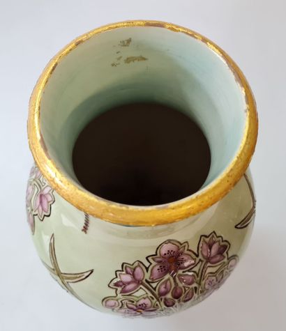 SEVRES - 

Vase blaustre à panse renflée...