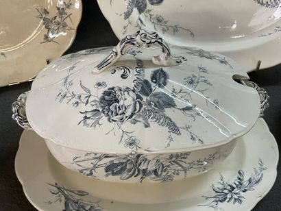 Partie de service de table en faience anglaise...