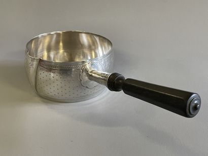 Casserole en argent, manche en bois noirci.

925°/00

D:...