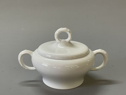 Manufacture de SEVRES 

sucrier en porcelaine.

H:...