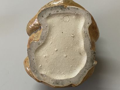 SEVRES- 

Crapaud en grès émaillé.

Cachet...