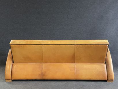 Canapé et fauteuils en cuir havane, accotoirs...