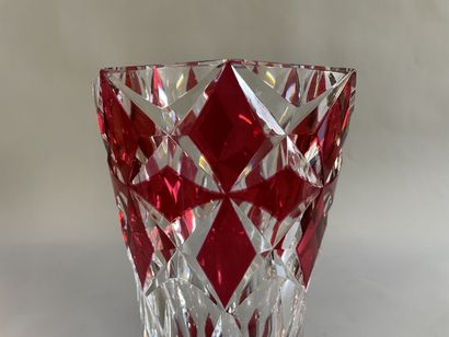 SAINT LOUIS : vase in cut crystal, red.

H:...