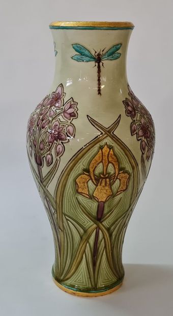 SEVRES - 

Vase blaustre à panse renflée...