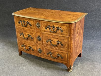 Commode marquetée, ouvrant à quatre tiroirs...