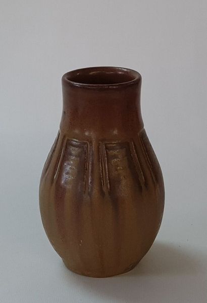 Paul JEANNENEY (1861 - 1920) 

Petit vase...