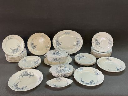 Partie de service de table en faience anglaise...