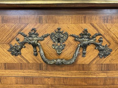 Commode marquetée, ouvrant à quatre tiroirs...
