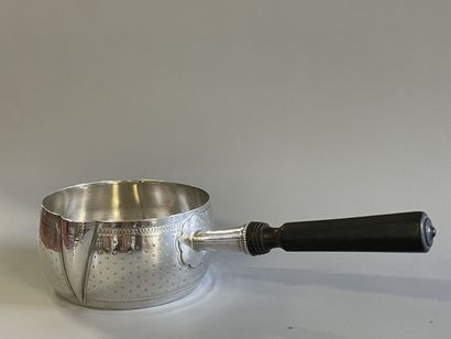 Casserole en argent, manche en bois noirci.

925°/00

D:...