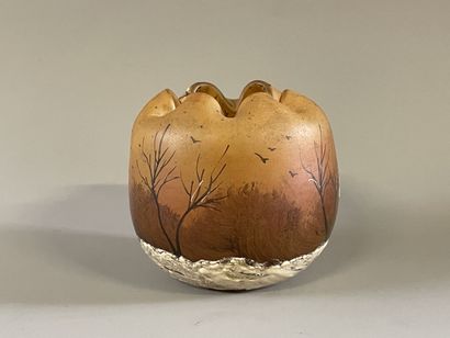 LEGRAS

Vase boule à col dentelé en verre...