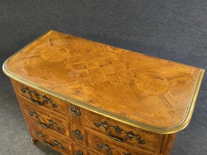 Commode marquetée, ouvrant à quatre tiroirs...