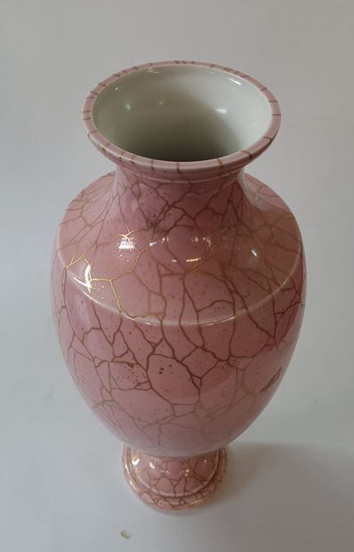 SEVRES - 

Vase balustre en porcelaine rose...