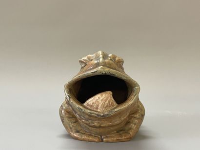 SEVRES- 

Crapaud en grès émaillé.

Cachet...
