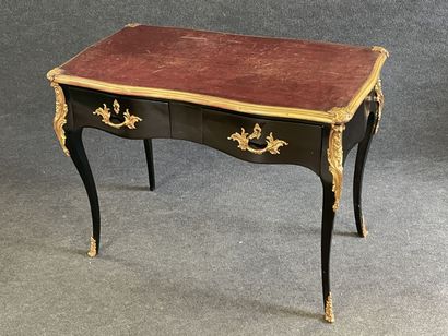 Flat desk in black lacquered wood, underlined...