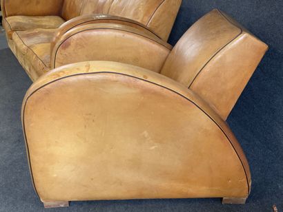 Canapé et fauteuils en cuir havane, accotoirs...
