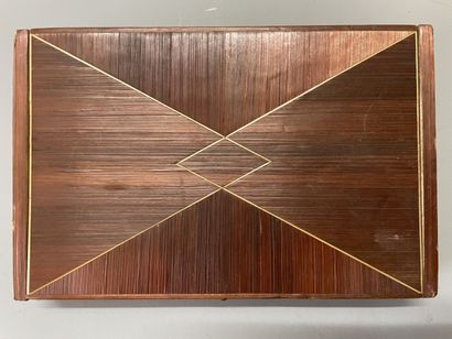 Boite en marqueterie de paille. Interieur...