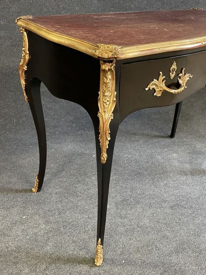 Flat desk in black lacquered wood, underlined...