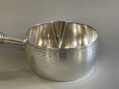 Casserole en argent, manche en bois noirci.

925°/00

D:...