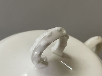 Manufacture de SEVRES 

sucrier en porcelaine.

H:...
