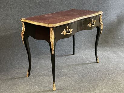 Flat desk in black lacquered wood, underlined...