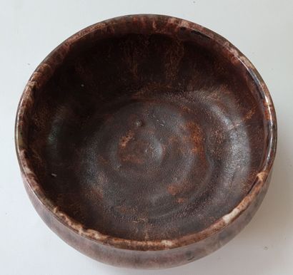 Théo PERROT (1846-1942) 

Coupe ronde et...