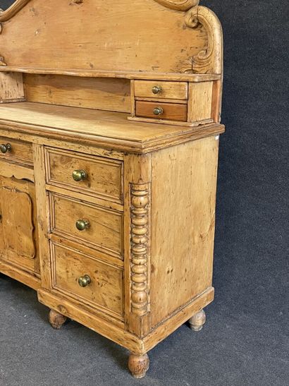 Buffet dressoir en pin de forme rectangulaire...
