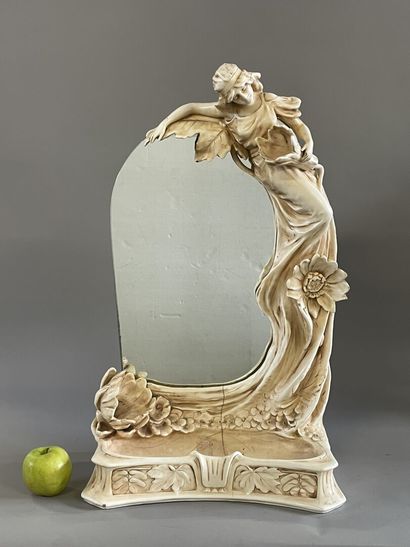 Royal-Dux, Bohème.

Grand miroir de table...