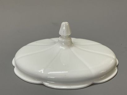 SEVRES. 

Drageoir en porcelaine sur piedouche.

Marque...