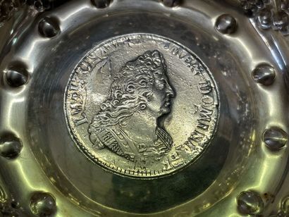 Taste vin en argent, serti au centre d'un...
