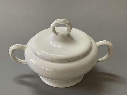 Manufacture de SEVRES 

sucrier en porcelaine.

H:...