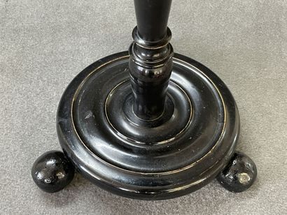 Smoking pedestal table in black lacquered...