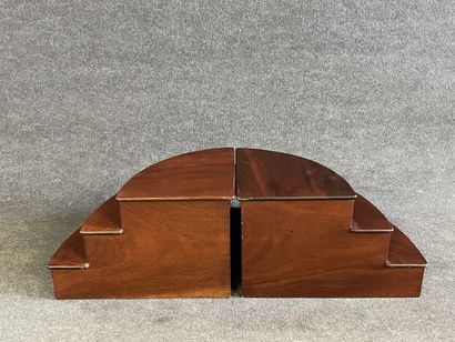 Two steps in mahogany, forming an espalier...