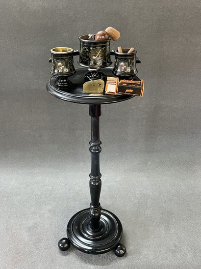Smoking pedestal table in black lacquered...