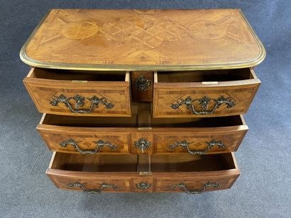 Commode marquetée, ouvrant à quatre tiroirs...