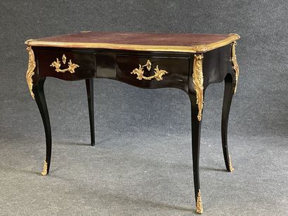 Flat desk in black lacquered wood, underlined...