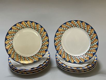 LALIQUE et LIMOGES. 

Huit assiettes plates...