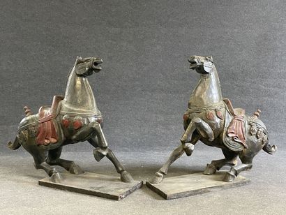 Paire de chevaux décoratifs en bois sculpté...