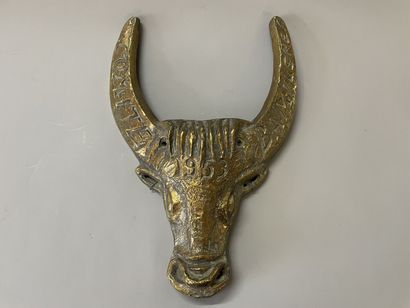Quat'z'Arts. 

Tête de taureau. 

Grand masque...