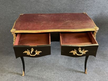 Flat desk in black lacquered wood, underlined...
