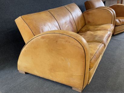 Canapé et fauteuils en cuir havane, accotoirs...