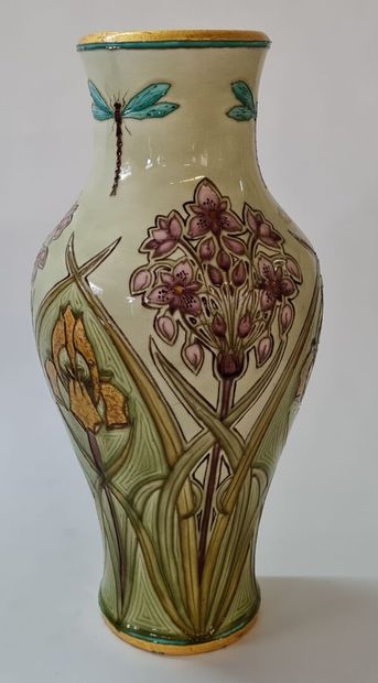 SEVRES - 

Vase blaustre à panse renflée...